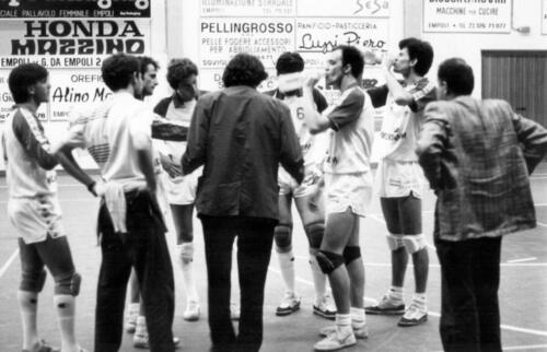 Fausto Fava da istruzioni alla squadra